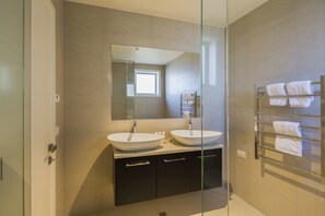 Apartment, 3 Schlafzimmer, 2 Bäder, Bergblick | Badezimmer | Badewanne und Dusche (separat), kostenlose Toilettenartikel