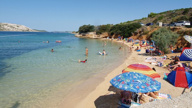 A beach with clear water, umbrellas, and people. - Air-conditioned cozy, quiet, beautiful and loving apartment on the island of Rab (Palit,Rab)