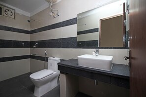 Habitación estándar con 1 cama doble o 2 individuales, 1 cama doble | Baño | Ducha y toallas