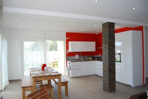 Frigorifero, microonde, forno, piano cottura