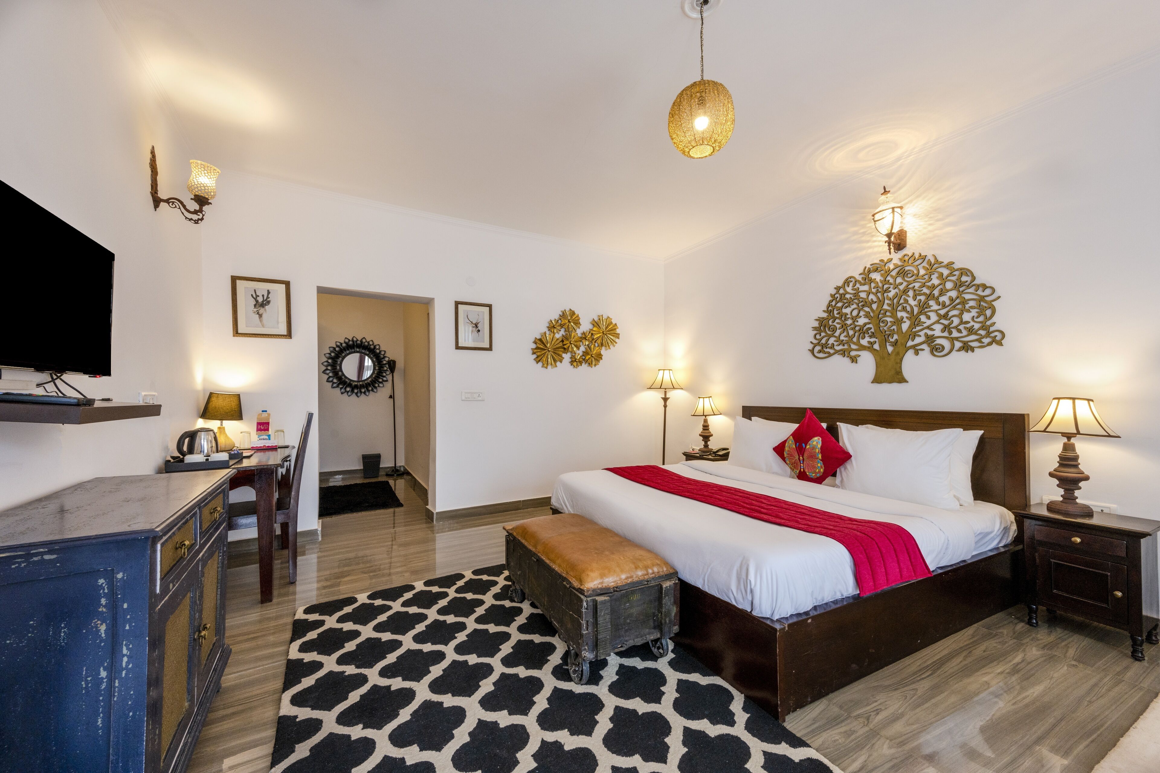 Executive Room | Minibar, in-room safe, desk, blackout drapes