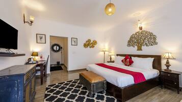 Executive Room | Minibar, in-room safe, desk, blackout drapes