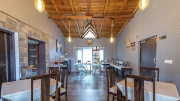 2 restaurantes, cocina internacional