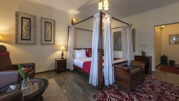 Executive-værelse | Minibar, pengeskab på værelset, skrivebord, mørklægningsgardiner