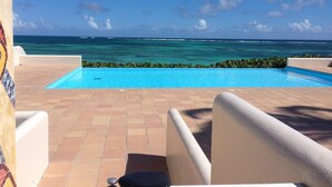 Una piscina con vista al océano.