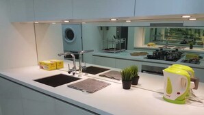 Fridge, microwave, oven, stovetop - KLCC KL Tower View Luxury Suites (Kuala Lumpur)