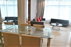 Apartment, 3 Bedrooms | In-room dining