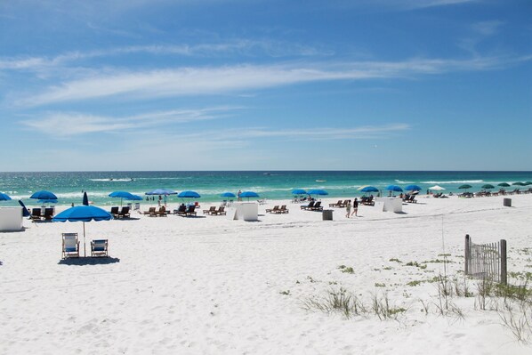 En la playa, camastros y toallas de playa 