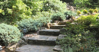 Upscale quiet 2BR suite near downtown -- Pool table -- NW Portland