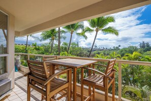 Outdoor dining - Maui Banyan - Ocean View G Condo (Kihei)