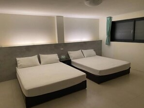 Habitación cuádruple Confort | Cortinas blackout y wifi gratis 