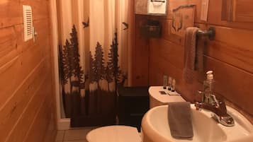 Een douche, een haardroger, handdoeken, zeep