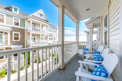 BEACH PARADISE I - 4BR/3.5BA NEW GARAGE Townhouse with POOL in PRIME MIDTOWN OC!