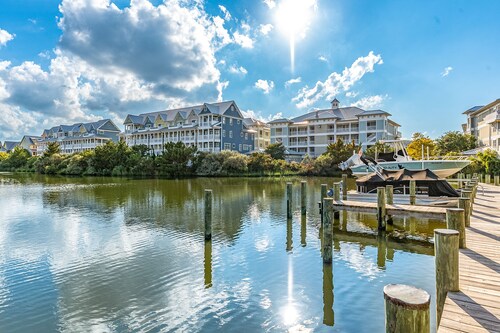 BEACH PARADISE I - 4BR/3.5BA NEW GARAGE Townhouse with POOL in PRIME MIDTOWN OC!