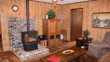 TV, fireplace, DVD player, books