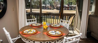 Encaramado en Pinehurst, entre Course 5 y Harness Track, a pocos pasos del Resort