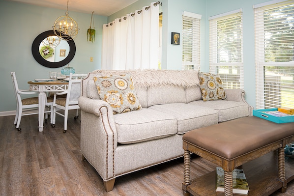 Smart TV, fireplace, books, stereo - Cozy 1 bedroom condo in walking distance to the Club, the Cradle & the Village! (Pinehurst)