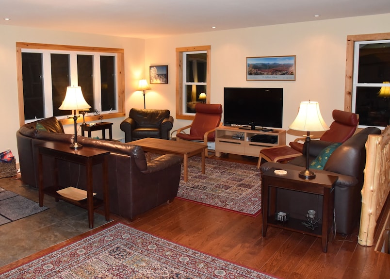 5 Bedrooms 3 Baths Sleeps 10. Clean. Comfortable. Affordable. - Lake Placid, NY