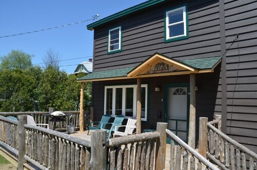 5 Bedrooms 3 Baths Sleeps 10.  Clean. Comfortable. Affordable.