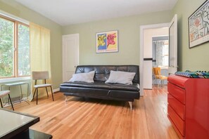 テレビ、暖炉、書庫