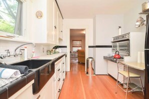 冷蔵庫、電子レンジ、オーブン、コンロ