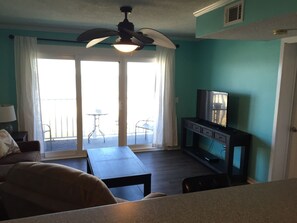 Flatskjerm-TV og DVD-spiller