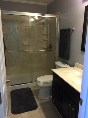 Combined shower/tub, hair dryer, towels - Enjoy the oceanfront balcony,  2 bedrooms, and pool. See Description below! (Surfside Beach)
