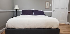 2 habitaciones, escritorio y tabla de planchar con plancha 