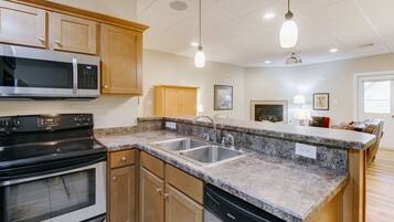 Frigorifero, microonde, forno, piano cottura