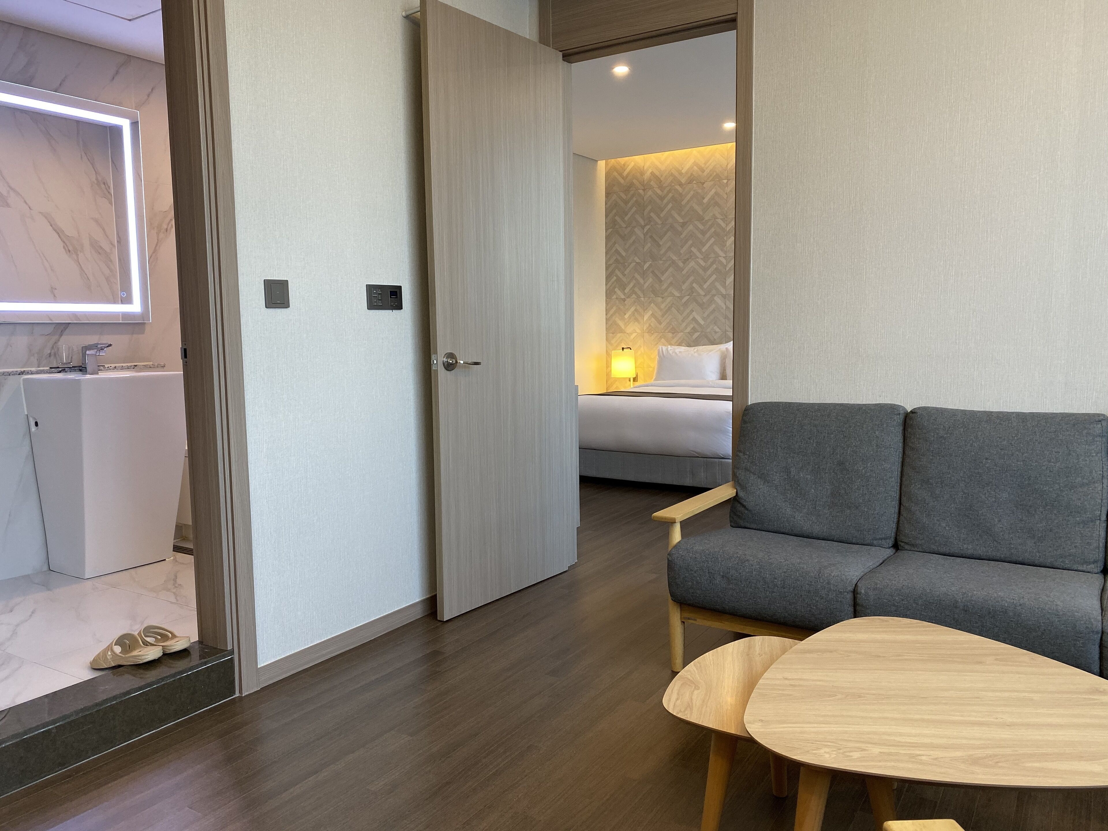 junior suite | living area | 50-inch flat-screen tv with satellite channels, tv