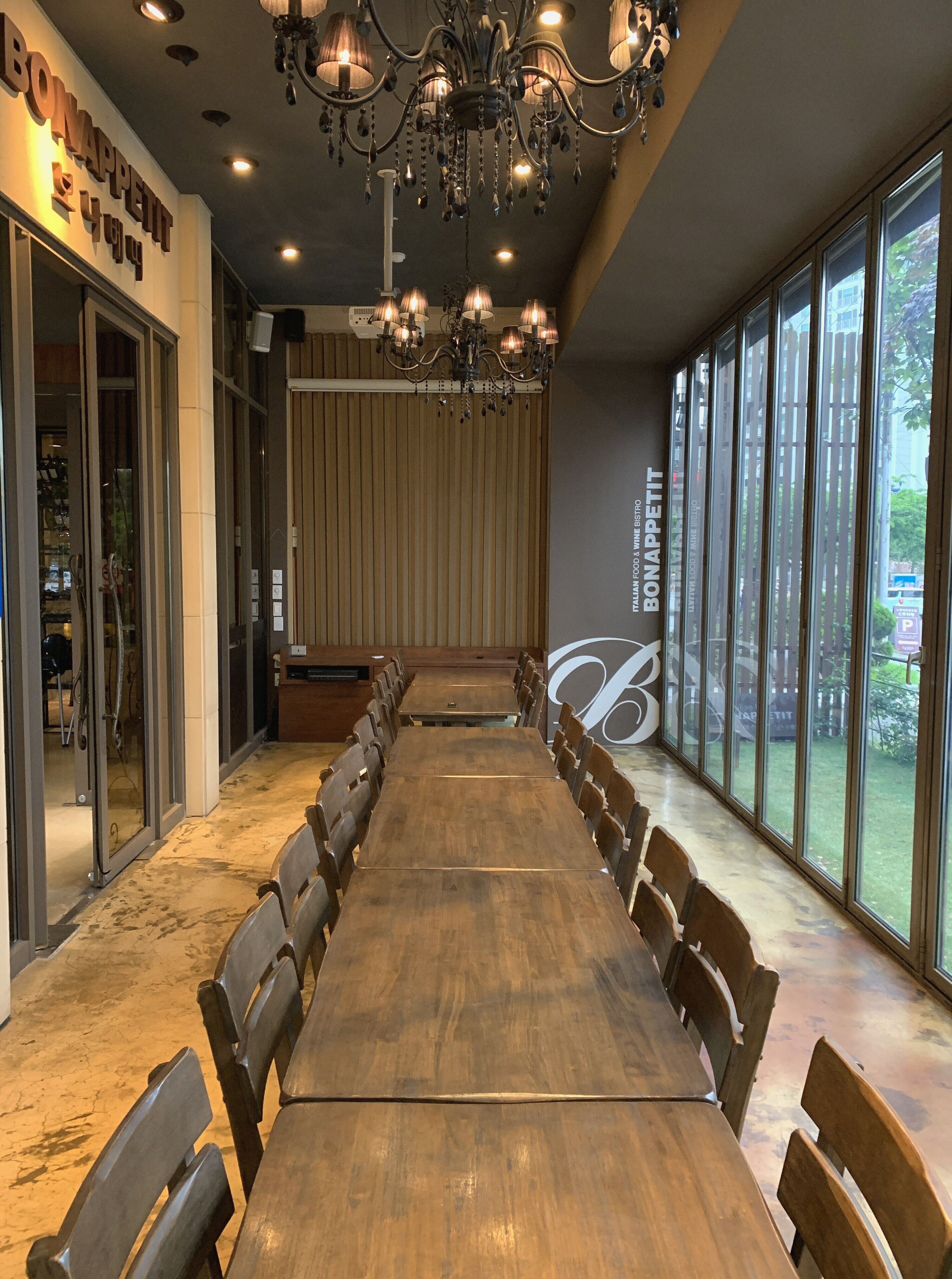 lunch and dinner served, italian cuisine