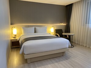 Sängtillbehör av högsta kvalitet och värdeförvaringsskåp på rummet