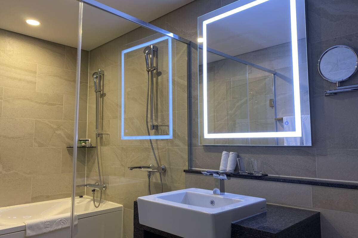 royal suite, 4 bedrooms | bathroom | hair dryer, bathrobes, towels