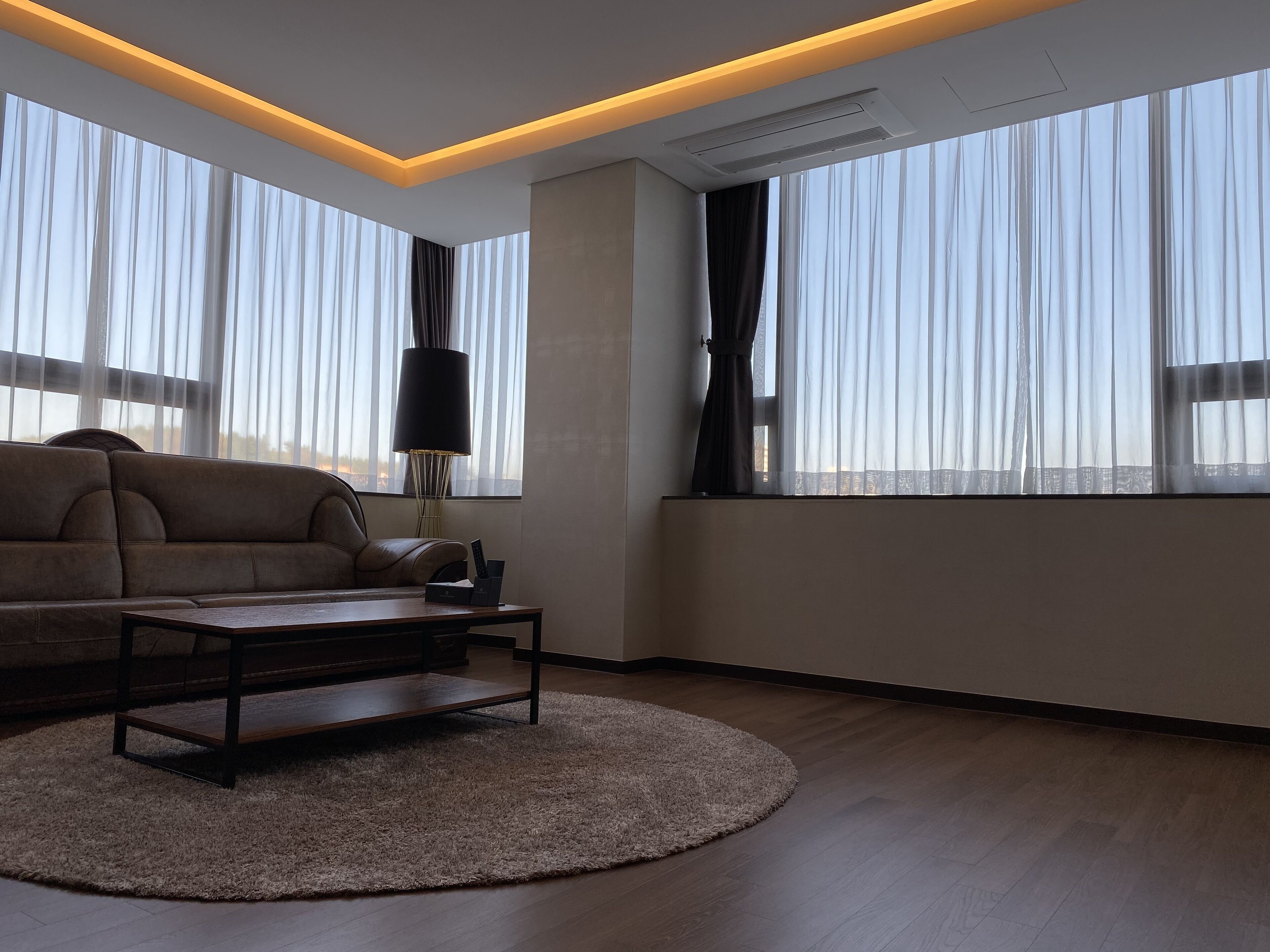 royal suite, 4 bedrooms | living area | 50-inch flat-screen tv with satellite channels, tv