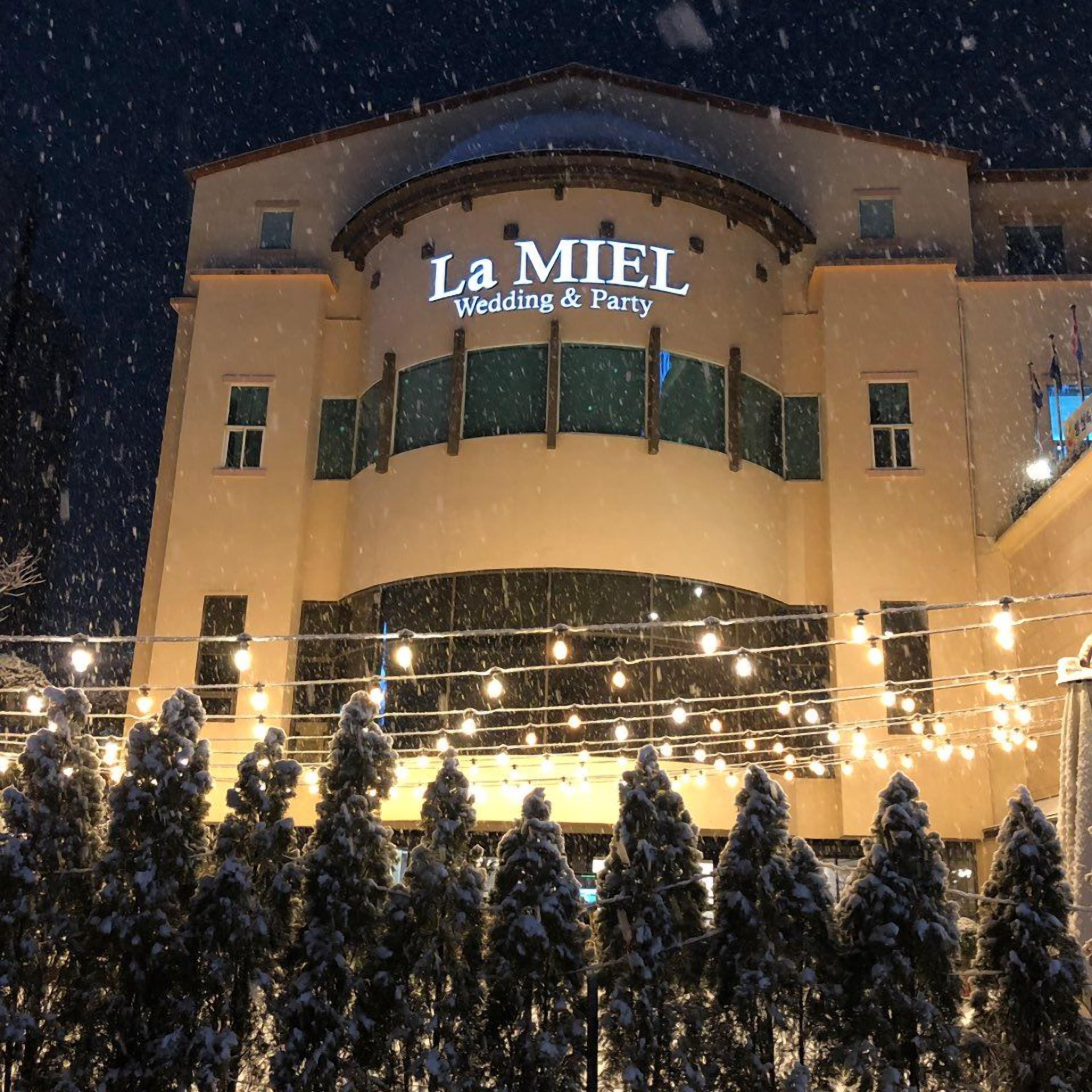 A building with the sign 'La MIEL Wedding & Party' indicating it is a venue for weddings and parties.