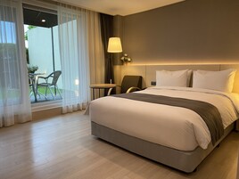 Habitación doble, terraza | Ropa de cama de alta calidad, caja fuerte, escritorio