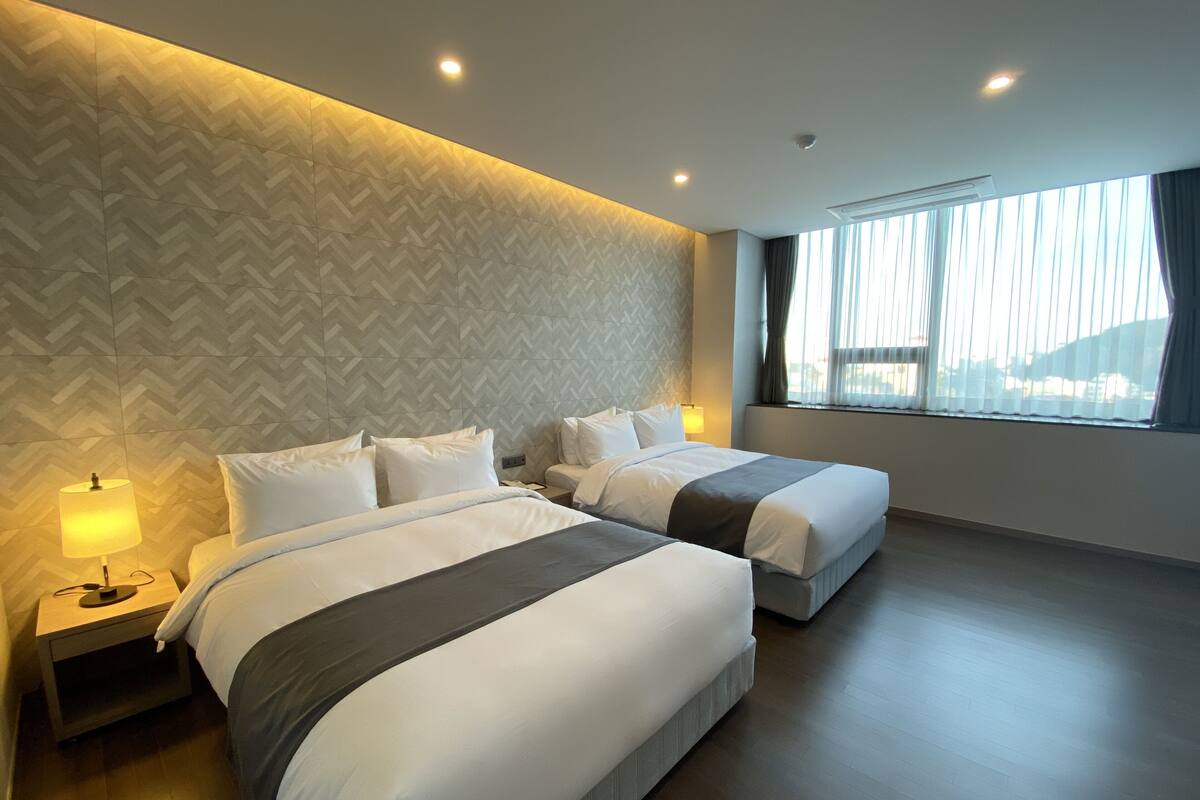 Junior Suite | Premium bedding, in-room safe, desk, laptop workspace