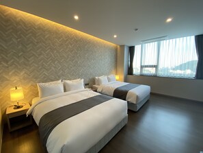 Premium bedding, in-room safe, desk, laptop workspace - New Donghae Hotel (Donghae)