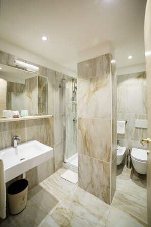 Free toiletries, hair dryer, bidet, towels - Olympic Regina Hotel (Giustino)
