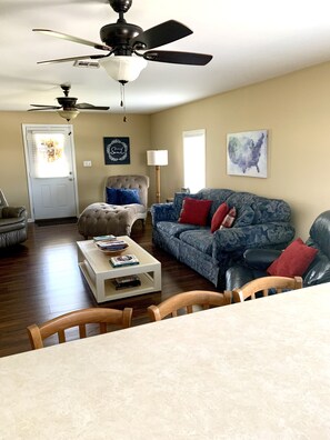 Smart-TV, DVD-Player, Bücher, Videothek