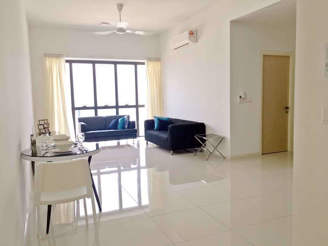 Apartamento Confort, 2 habitaciones, vistas a la ciudad | Sala de estar | Una televisión LCD