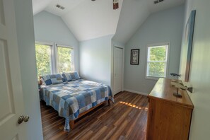 4 slaapkamers, een strijkplank/strijkijzer, reisbedje, gratis wifi