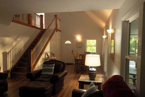 Smart TV, fireplace, DVD player, books - Beautiful updated River cottage in rural Upshur County. Backroads and backwoods for miles with high speed internet, four bedrooms and 3.5 baths. (Tallmansville)