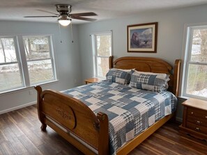 4 bedrooms, iron/ironing board, free WiFi, bed sheets