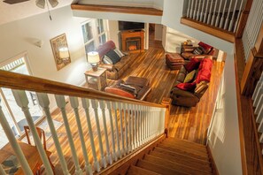 Smart TV, fireplace, DVD player, books - Beautiful updated River cottage in rural Upshur County. Backroads and backwoods for miles with fiber internet, four bedrooms and 3.5 baths. Dark skies, stocked river, adventures await. (Tallmansville)