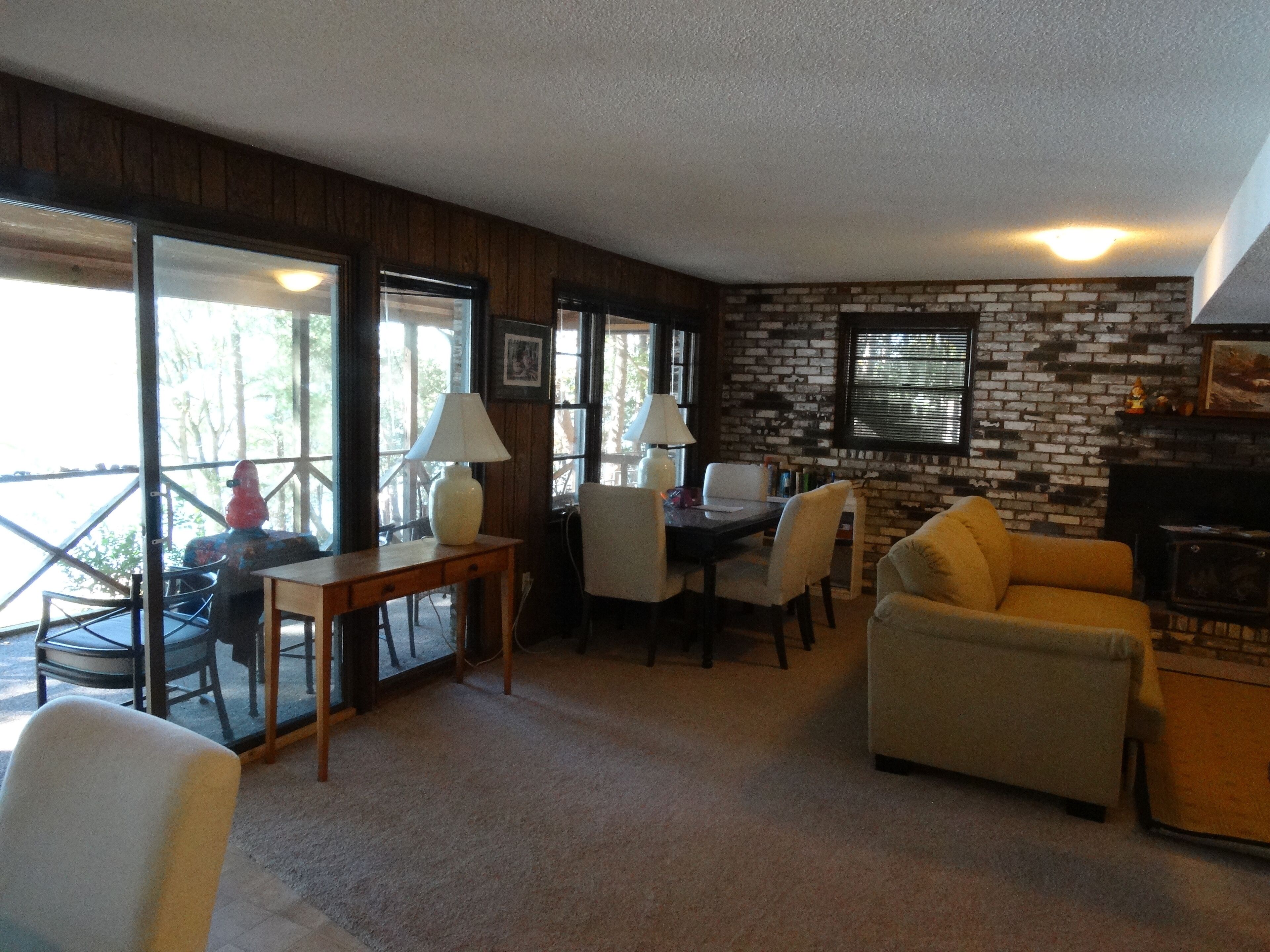 Télévision, cheminée, livres, chaîne hi-fi