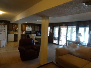 Televisión, chimenea, libros y estéreo 