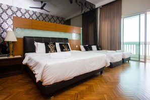 Leilighet – exclusive, 2 soverom, sjøutsikt | Safe på rommet, individuelt dekorert, individuelt innredet og skrivebord