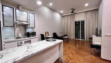 Executive appartement, 1 slaapkamer, kitchenette | Woonruimte | Een flatscreentelevisie
