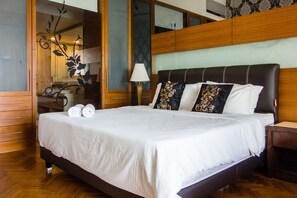 Exclusive Condo, 2 Bedrooms, Sea View | In-room safe, individually decorated, individually furnished, desk - Profolio Straits Quay (George Town)